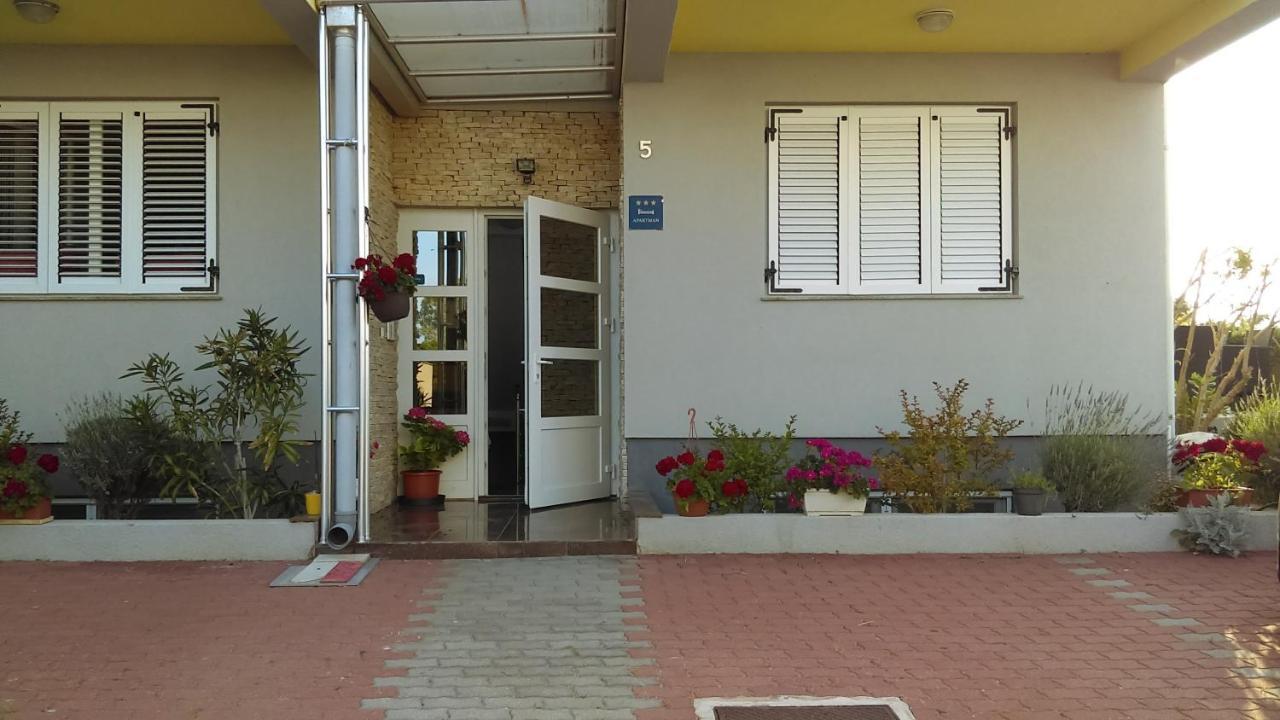 Apartments Diva Novalja Exterior photo